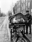 361216 Afbeelding van broodbezorger Kersbergen van de Lubro Bakkerijen met zijn bezorgkar in de ... te Utrecht, tijdens ...